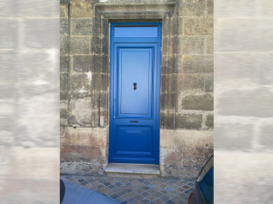 Porte d'entrée mixte bleue