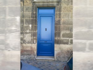 Porte d'entrée mixte bleue